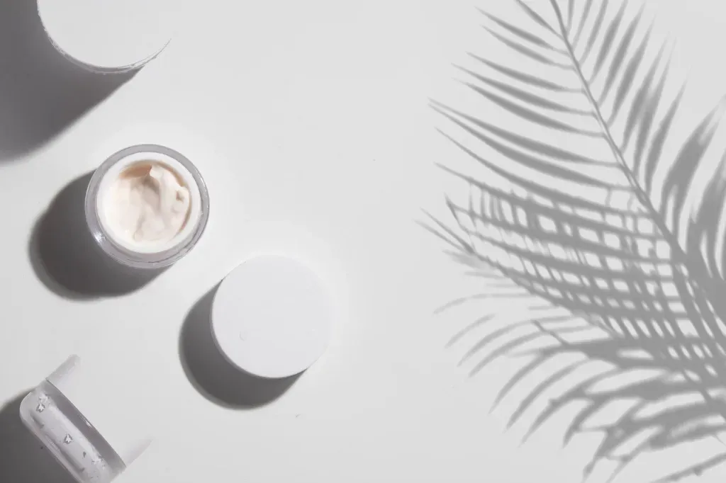 Minimalistyczne opakowania kosmetyczne
